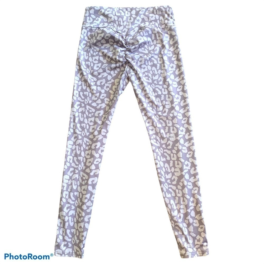 Unbranded gray leopard scrunch butt leggings